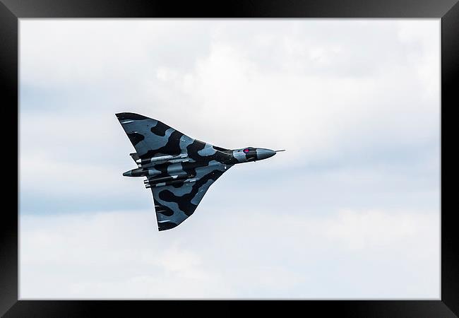 Vulcan XH558 Bomber Framed Print by I Burns