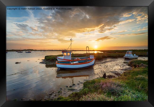 Beautiful sunset over fishing boats on the River Alde Framed Print by Helen Hotson