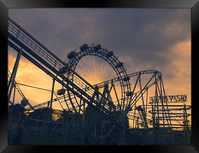 Ferris Wheel Framed Print by Sue Thomas