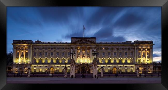 Buckingham palace at night Framed Print by Stephen Taylor