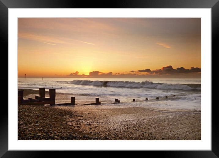 Morning wave. Framed Mounted Print by paul cobb