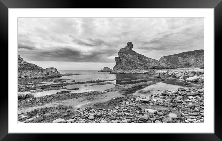 Folded beds of Purbeck and Portland limestone. Framed Mounted Print by Mark Godden