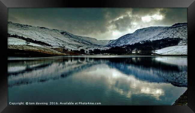 Dovestone reservoir Framed Print by tom downing