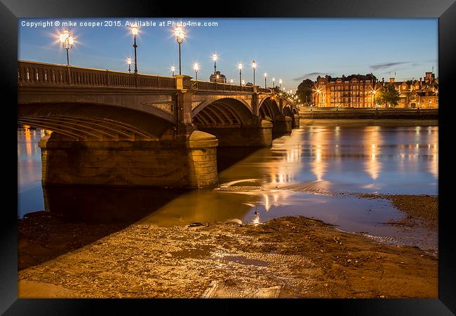  low tide at Battersea  bridge Framed Print by mike cooper