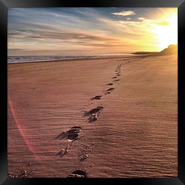 Footbprints in the sand Framed Print by tessa lumley