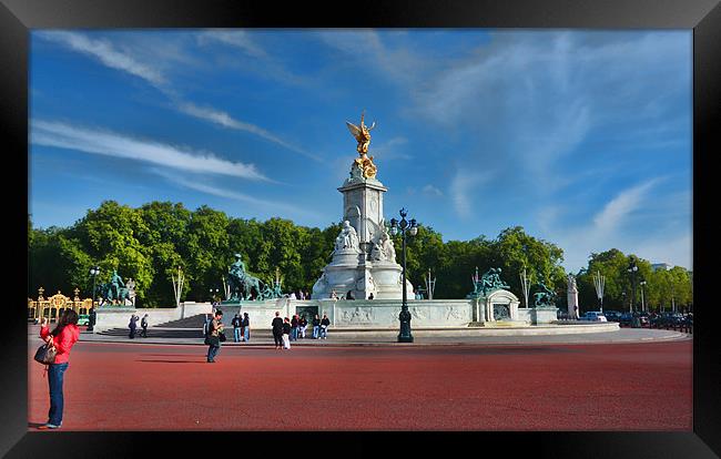 Victoria Memorial @ Buckingham Palace Framed Print by Paul Piciu-Horvat
