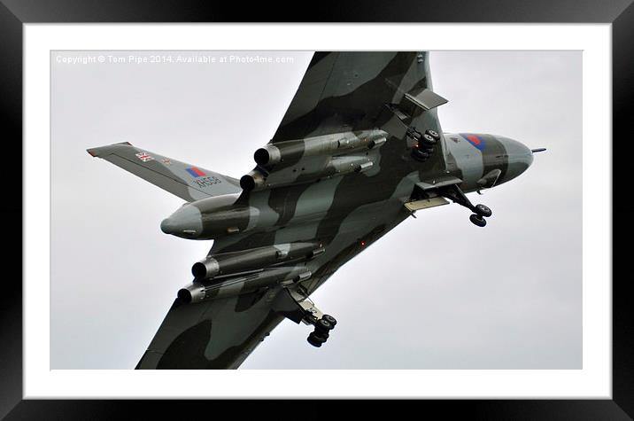  Vulcan XH558 swooping descent for the missed appr Framed Mounted Print by Tom Pipe