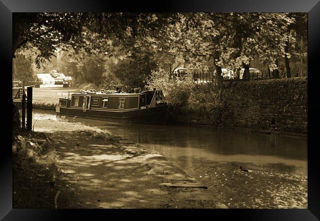  lovely canal boat Framed Print by mark byatte