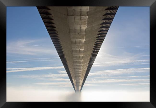 Humber Bridge into the mist Framed Print by Des O'Connor