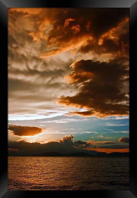 Mammatus clouds at sunset ahead of violent thunder Framed Print by ken biggs