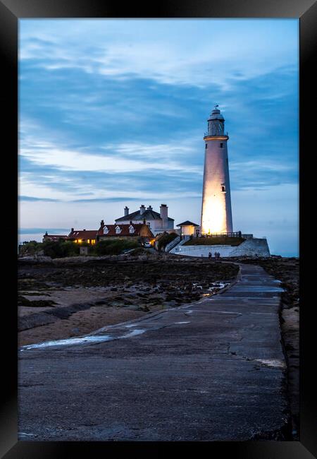 St Marys Lighthouse Framed Print by Les Hopkinson