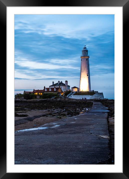 St Marys Lighthouse Framed Mounted Print by Les Hopkinson