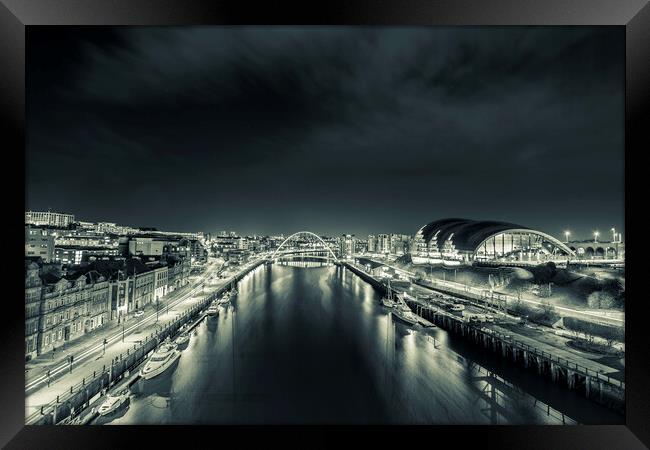 The Tyne River at Night Framed Print by Les Hopkinson