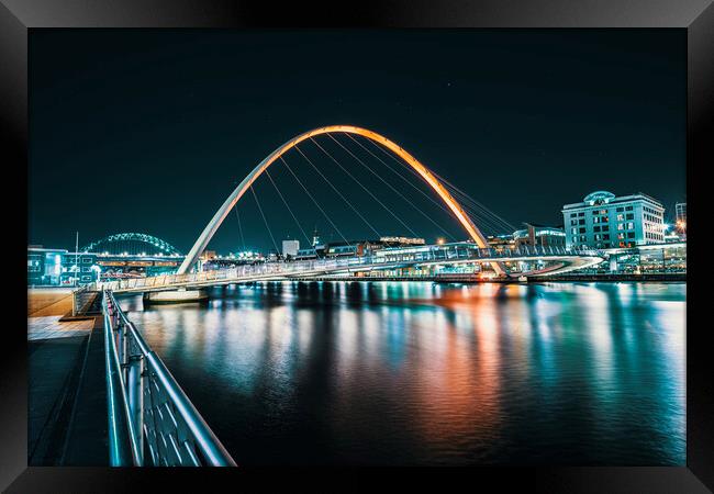 Gateshead Millennium Bridge Framed Print by Les Hopkinson