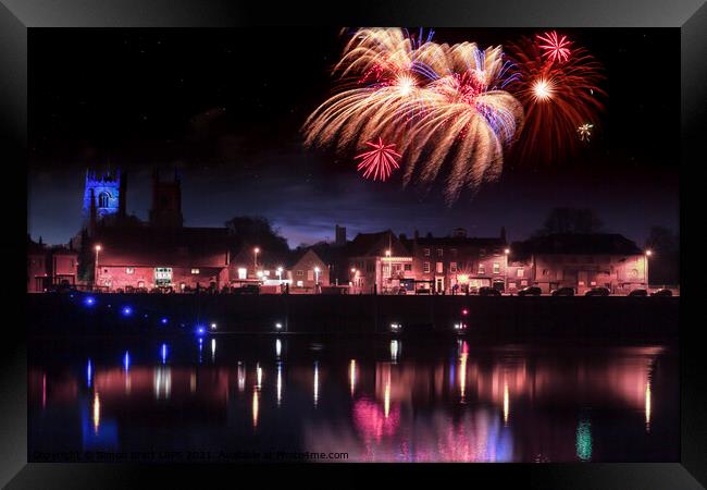 Kings Lynn fireworks finale over the river Ouse Framed Print by Simon Bratt LRPS