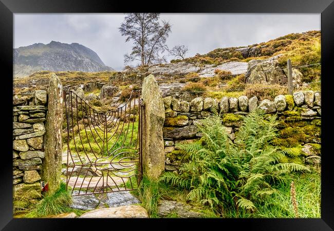 Snowdonia National Park Framed Print by chris smith