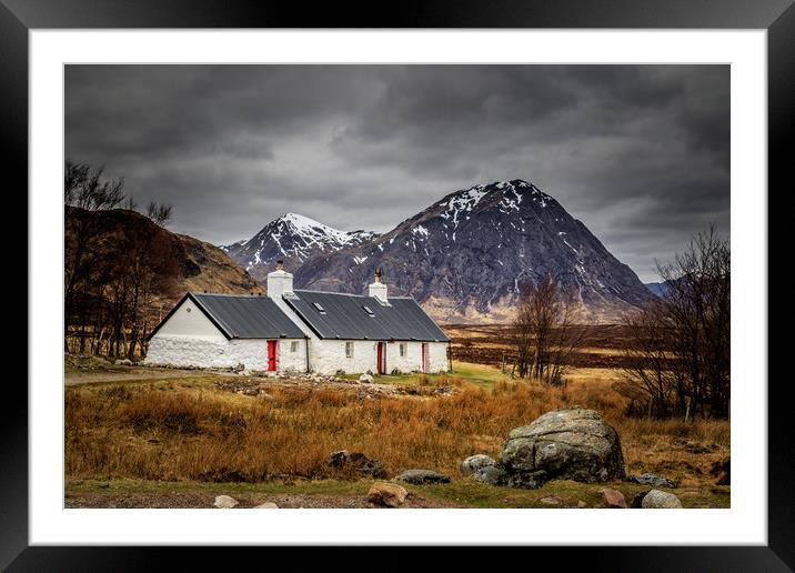 Black rock cottage   Framed Mounted Print by chris smith