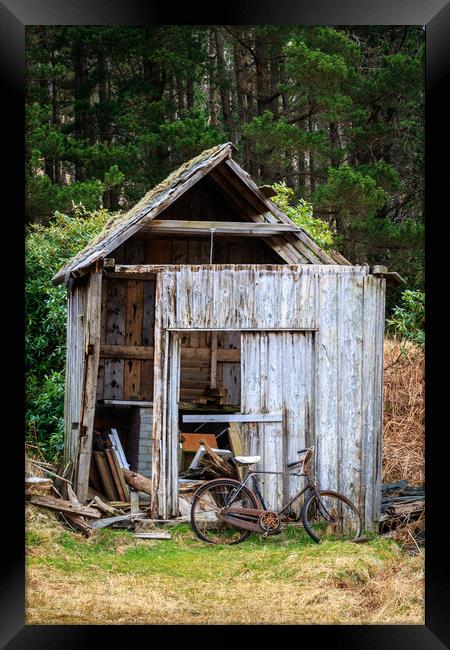 Old Shed  Framed Print by chris smith