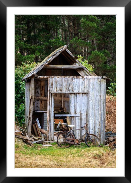 Old Shed  Framed Mounted Print by chris smith