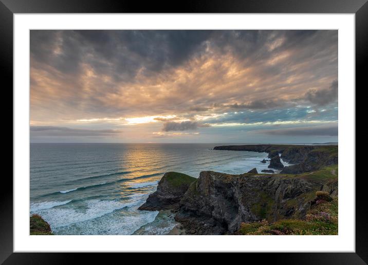 Bedruthan steps Framed Mounted Print by chris smith