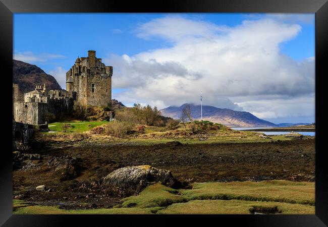 Eilean Donan Castle Framed Print by chris smith