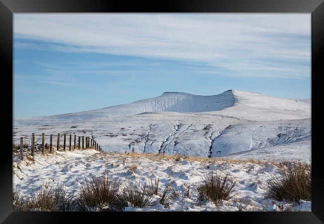  Brecon Beacons Winter  Framed Print by Lesley Newcombe