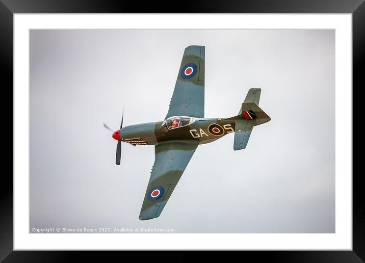 North American P51D Mustang banks sharply in the descent. Framed Mounted Print by Steve de Roeck
