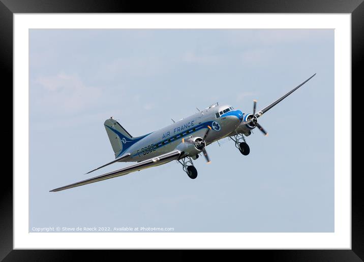 Douglas DC3 turns on to final approach to land Framed Mounted Print by Steve de Roeck