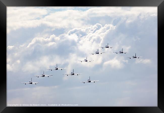 Frecce Tricolore Depart In Formation Framed Print by Steve de Roeck