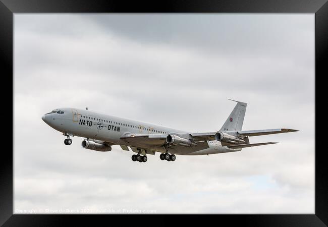 Boeing B707 On Finals. Framed Print by Steve de Roeck