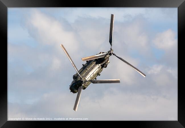 Boeing Chinook Helicopter Carries Out A very Steep Descent Framed Print by Steve de Roeck