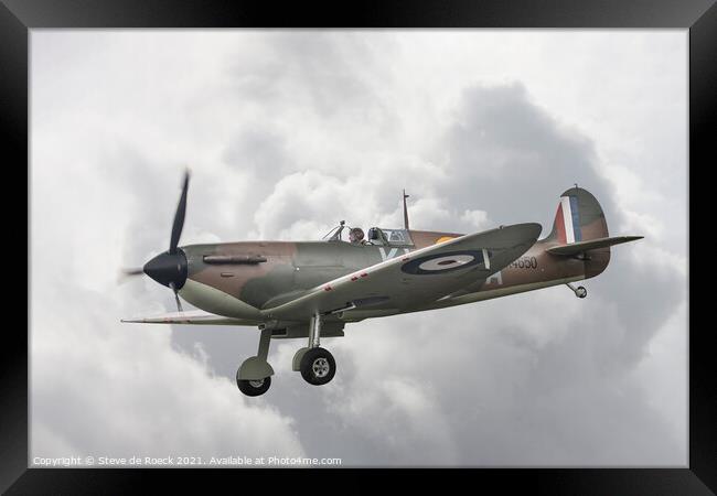 Spitfire Final Approach To Land Framed Print by Steve de Roeck