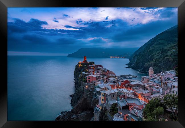 Vernazza Framed Print by Mariusz Wozinski