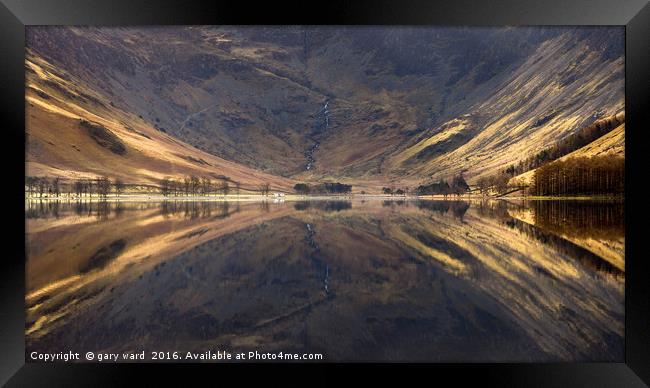 buttermere early morning in the lake district Framed Print by gary ward