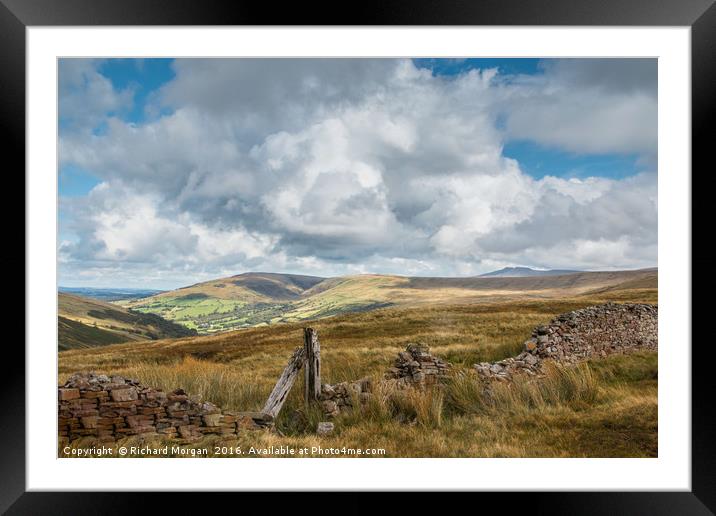 Stone wall in the Brecon Beacons. Framed Mounted Print by Richard Morgan