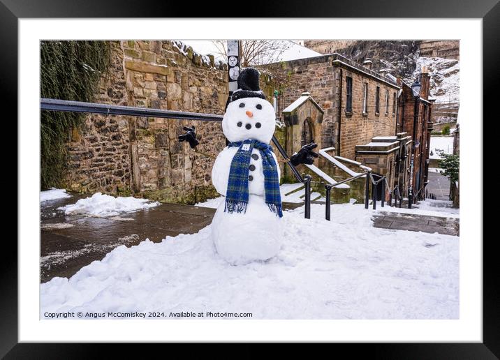 The Vennel snowman, Edinburgh Old Town Framed Mounted Print by Angus McComiskey