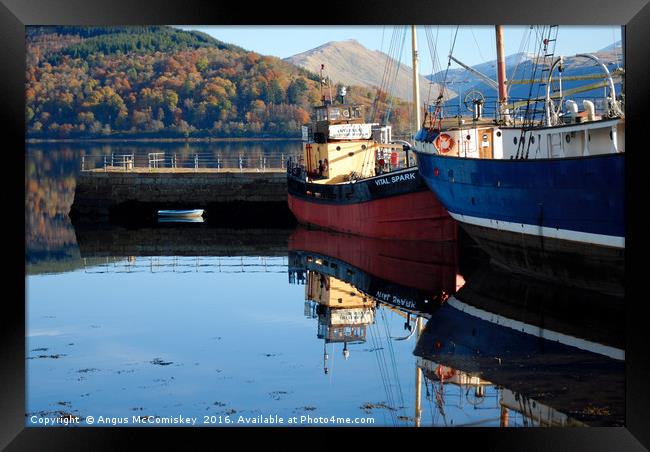 Clyde puffer Vital Spark at Inveraray Pier Framed Print by Angus McComiskey