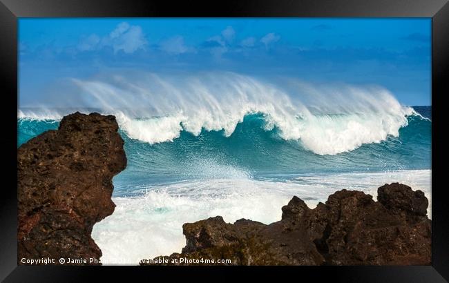 The large and spectacular waves at Hookipa Beach i Framed Print by Jamie Pham