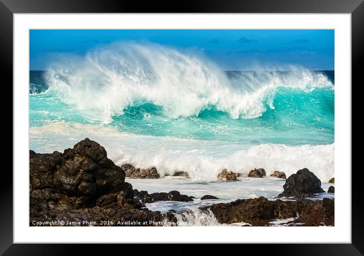 The large and spectacular waves at Hookipa Beach i Framed Mounted Print by Jamie Pham