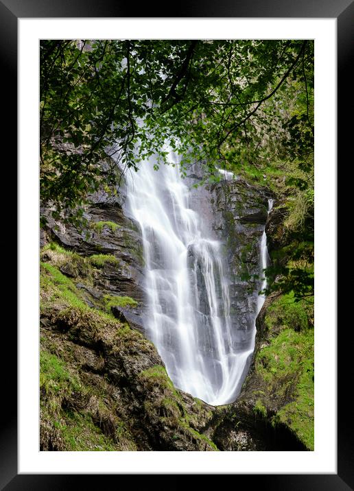 Water falling into midway pool at waterfall of Pistyll Rhaeadr i Framed Mounted Print by Steve Heap
