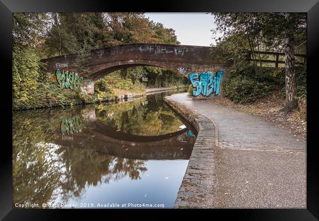 A bridge over the Worcester to Birmingham canal Framed Print by Gary Parker