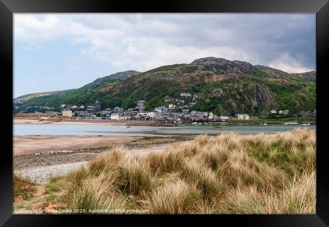 Barmouth and Dinas Oleu viewed across the River Mawddach estuary Framed Print by Linda Cooke