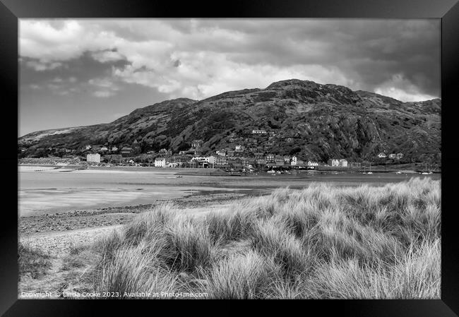 Barmouth and Dinas Oleu in monochrome, viewed across the River Mawddach estuary Framed Print by Linda Cooke