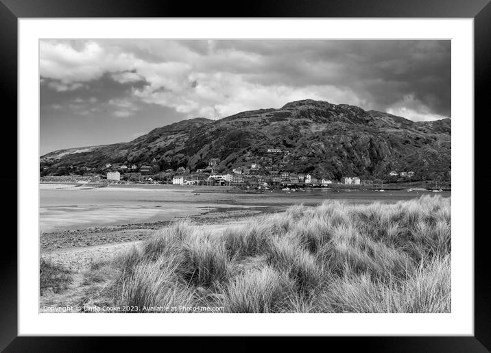 Barmouth and Dinas Oleu in monochrome, viewed across the River Mawddach estuary Framed Mounted Print by Linda Cooke
