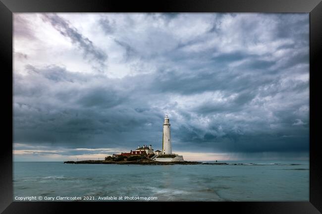 St Marys Lighthouse during a rain storm Framed Print by Gary Clarricoates