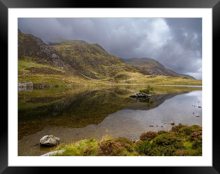 Llyn Idwal in Cwm Idwal National Nature Reserve. Framed Mounted Print by Colin Allen