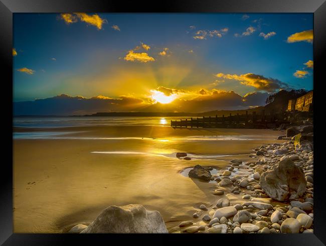 A Winter Sunset at Amroth Beach. Framed Print by Colin Allen