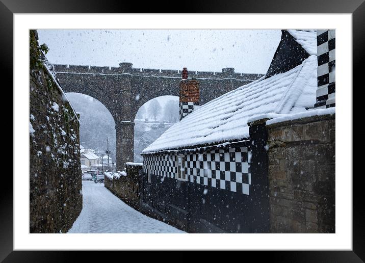 Winter snow over the river Nidd and famous landmark railway viaduct in Knaresborough, North Yorkshire. Framed Mounted Print by mike morley