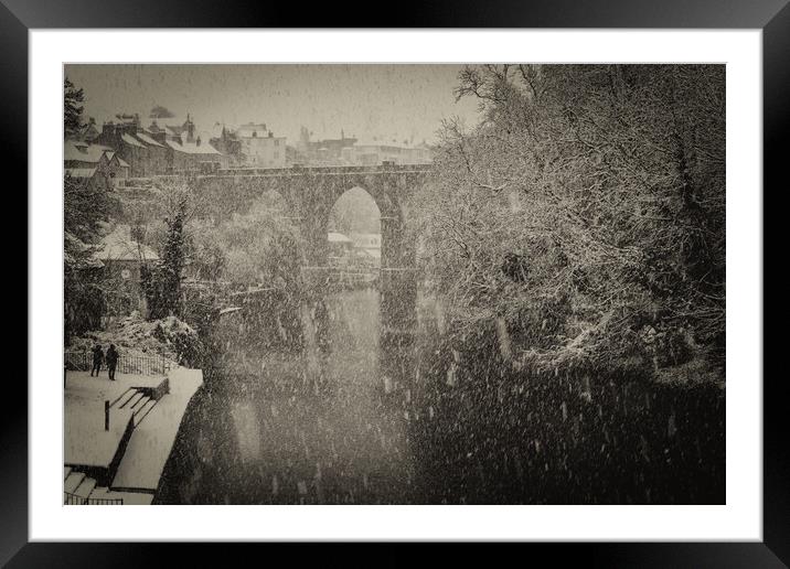 Winter snow over the river Nidd and famous landmark railway viaduct in Knaresborough, North Yorkshire Framed Mounted Print by mike morley