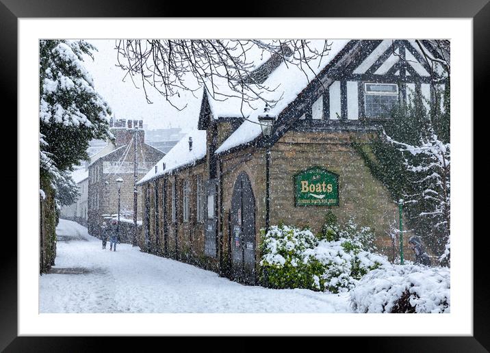 Winter snow in the town of Knaresborough, North Yorkshire Framed Mounted Print by mike morley